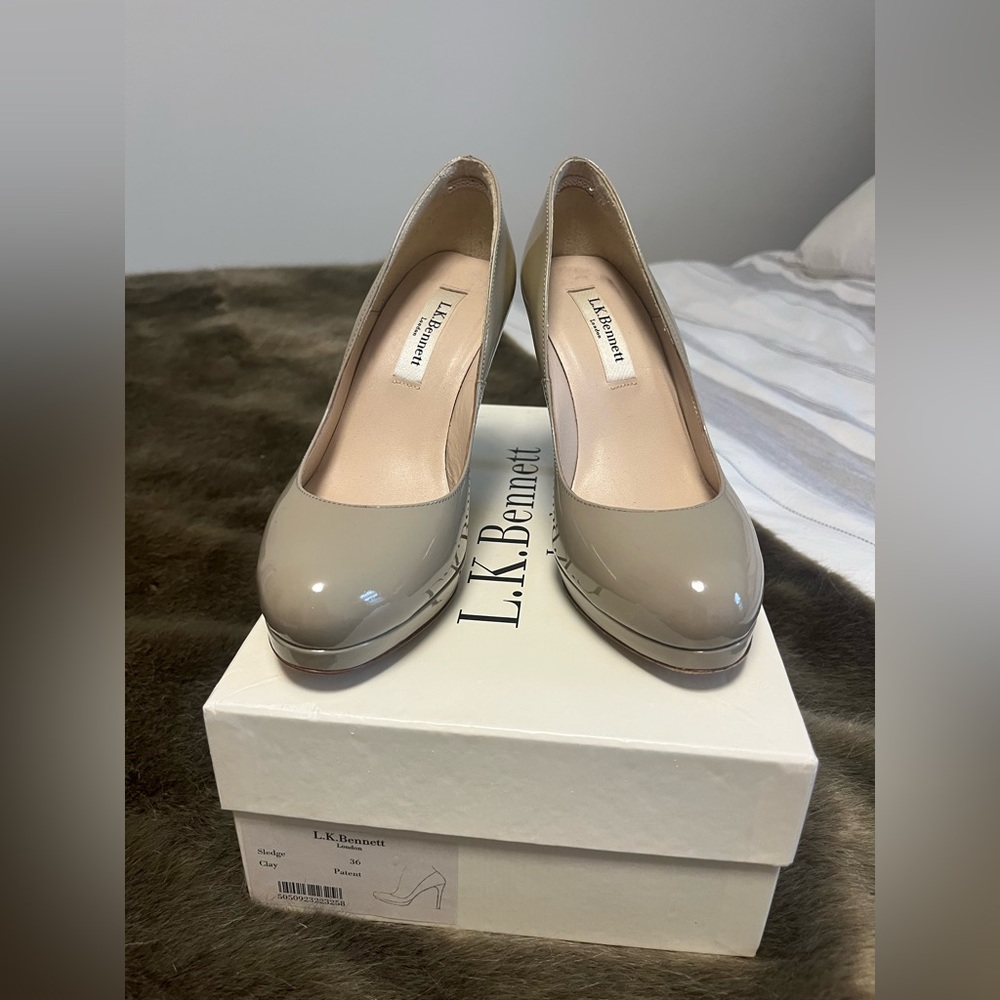 LK Bennett London patent leather shoe / pump
Excellent condition, only worn 2x